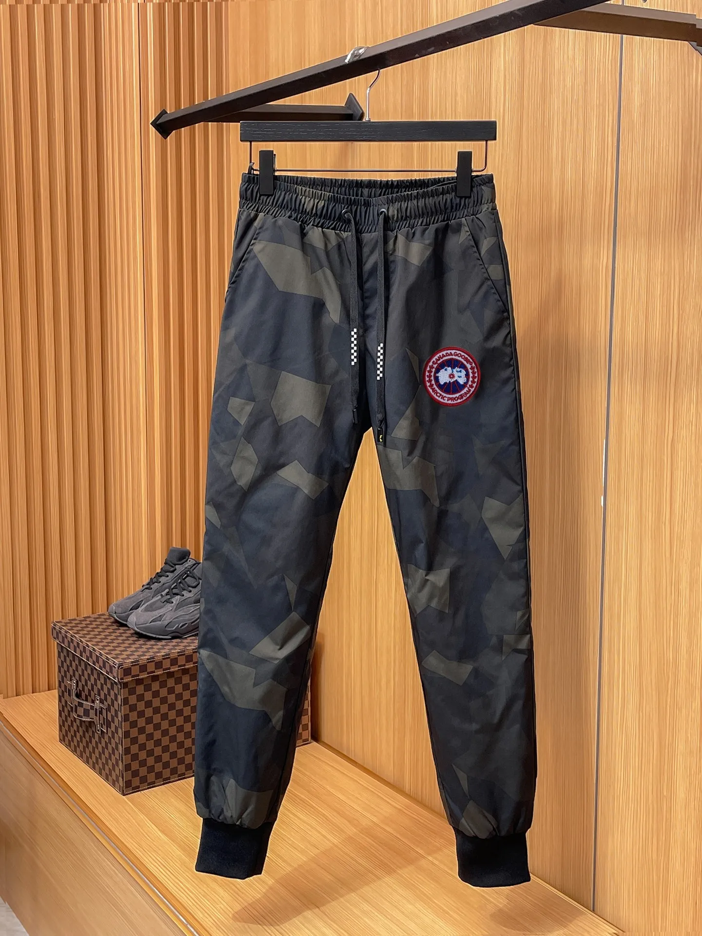 P490 Canada Goose 25 new autumn and winter products🆕Thickened warm down pants are here🌹Winter essential outdoor windproof, lockable and warm. Made of professional-grade outdoor windproof, waterproof and breathable fabric. Lining is filled with 90% white duck down. Lightweight design, lightweight and warm. Seamless gluing process on the inside. Made of light and gall-free velvet fabric to effectively prevent velvet running. Original hardware accessories. Classic logo matching. Simple and versatile. The upper body is stylish and not bulky. The style is the same for men and women! Size: M-3XL.
